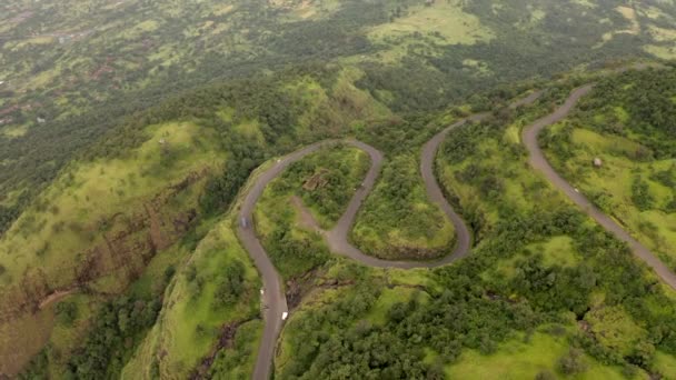 Luchtfoto Van Bergweg Tussen Groene Weelderige Vegetatie Tamhini Ghat Maharashtra — Stockvideo