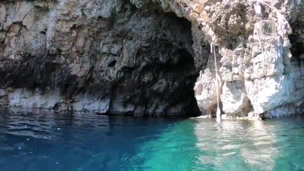 Mergulhador Mergulho Nadando Uma Caverna Mar Olhando Para Impressionante Penhasco — Vídeo de Stock