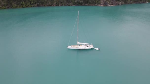 Turistas Velero Con Bote Flotando Aguas Tranquilas Entrada Nara Paseo — Vídeo de stock