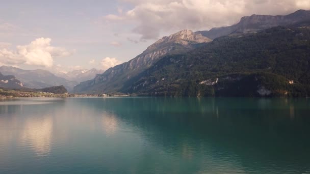 Drone Tiro Voo Lento Com Alguma Rotação Sobre Lago Montanha — Vídeo de Stock