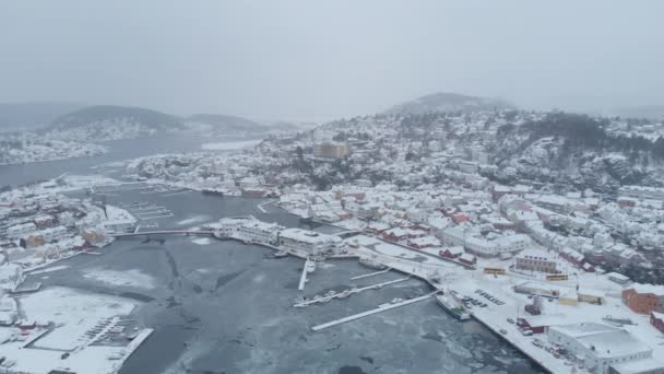 Vista Aérea Fiorde Congelado Cidade Krager Coberta Neve Inverno Enevoado — Vídeo de Stock