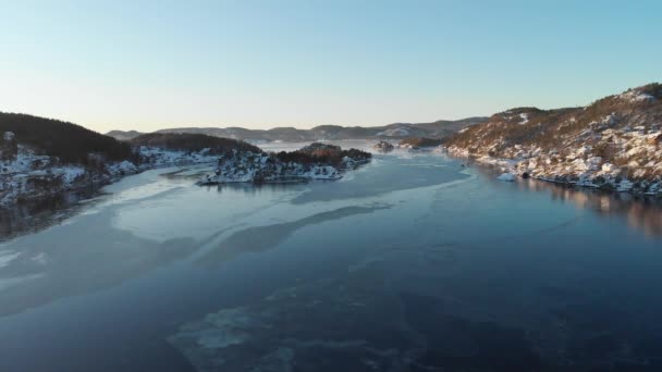 在挪威一个阳光明媚的冬日 平静地冻结克雷格附近海峡的水 — 图库视频影像