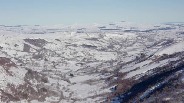 Valle Cubierto Nieve Visto Desde Cima Una Montaña — Vídeos de Stock