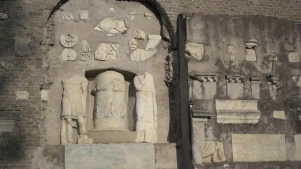 歴史的建造物の右側に左 カセリア メテッラの墓の彫刻 Appian方法 Appian方法でカステルム カエターニまたは経由アッピア アンティカ ローマ イタリア — ストック動画