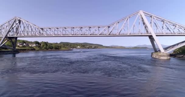 Tiro Aéreo Direita Para Esquerda Seguir Ponte Connel Num Dia — Vídeo de Stock