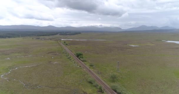 Empuje Aéreo Toma Rannoch Moor Línea Tren Que Encuentra Paisaje — Vídeos de Stock