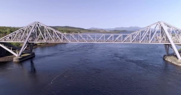 Retiro Aéreo Revelando Ponte Connel Dia Ensolarado — Vídeo de Stock