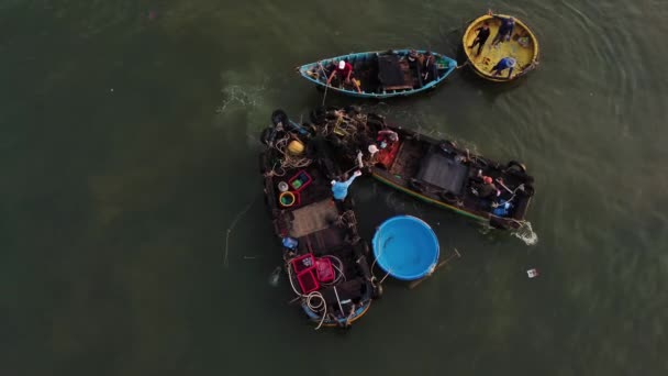 Rybář Tradičních Rybářských Člunech Připravuje Plavat Ven Moře Vzdušný Top — Stock video