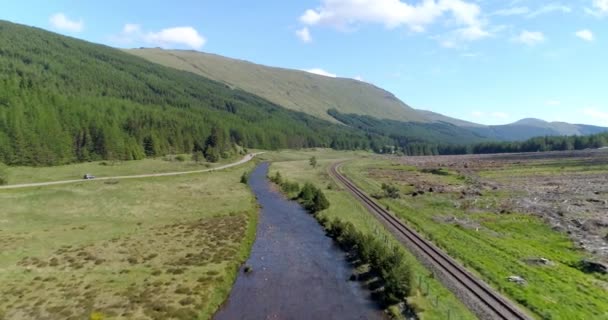 Nízká Stopa Přes Glen Lochy Nad Řekou Mezi Silnicí Železnicí — Stock video