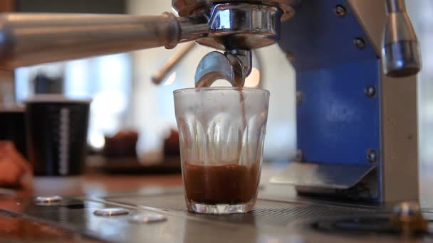 Modern Inbyggd Kaffemaskin Häller Färsk Latte Glas — Stockvideo