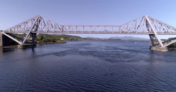 Lanzamiento Aéreo Empuje Bajo Puente Cónnel Revelando Paisaje Las Montañas — Vídeos de Stock