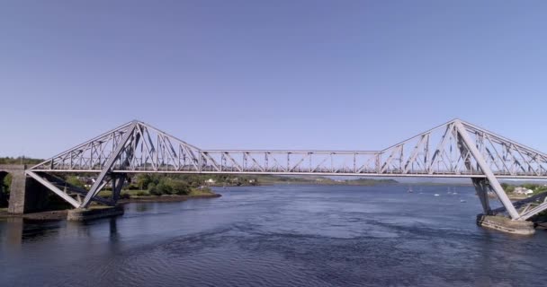 Kran Ragt Die Höhe Und Über Die Connel Bridge Hintergrund — Stockvideo