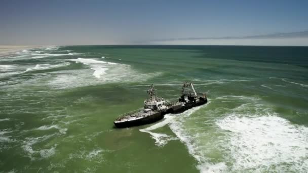 Drone Omloppsbana Visar Övergivet Vrak Strandat Fartyg Skeleton Coast — Stockvideo