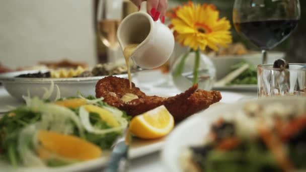 Salsa Que Vierte Plato Katsu Pollo Fresco Con Copas Vino — Vídeos de Stock