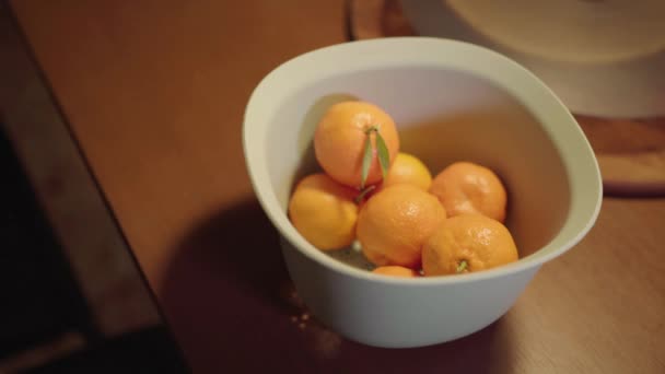 Közelkép Man Felveszi Narancsot Egy Kosárban Vesz Egyet Fehér Kosárba — Stock videók