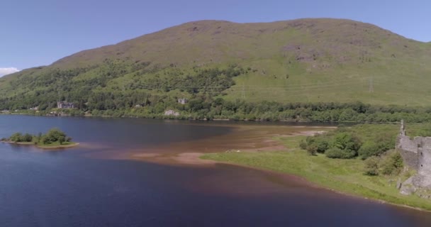 Loch Awe上方经过Kilchurn城堡的左右航迹射击 — 图库视频影像