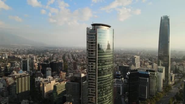 Flygfoto Pan Höger Kvartersbyggnader Sanhattan Skyskrapor Och San Cristobal Hill — Stockvideo