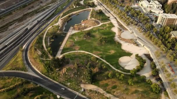 Órbita Aérea Del Parque Bicentenario Estanque Cerca Los Edificios Del — Vídeo de stock