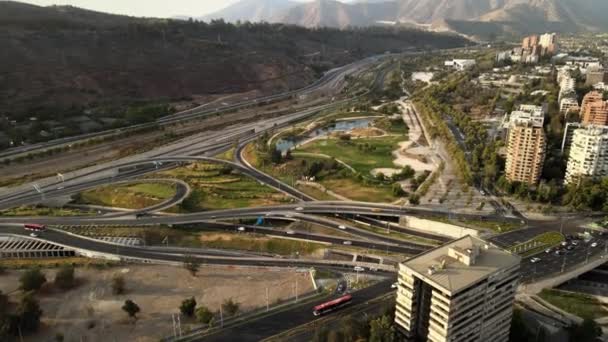 Muñeca Aérea Bajada Autopista Tráfico Parque Bicentenario Cerros Fondo Santiago — Vídeo de stock