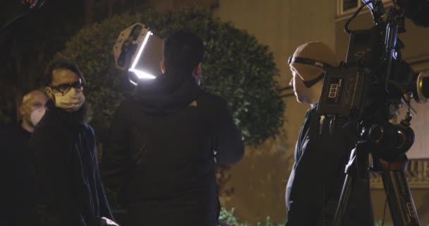Director Cine Máscara Dando Instrucciones Los Equipos Producción Noche Detrás — Vídeos de Stock