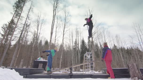 Slow Motion Teeterboarder Fazendo Backflip Duplo — Vídeo de Stock