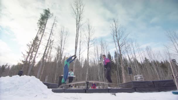 Slow Motion Teeterboardisté Nacvičují Před Vystoupením Švédsku — Stock video