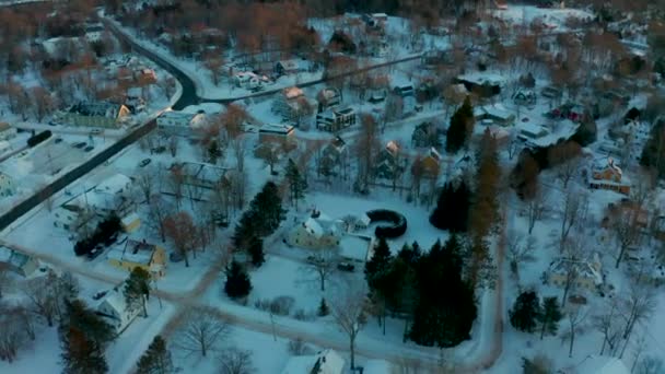 Inverno Pitoresco Voando Sobre Uma Neve Coberta Pequeno Bairro Cidade — Vídeo de Stock