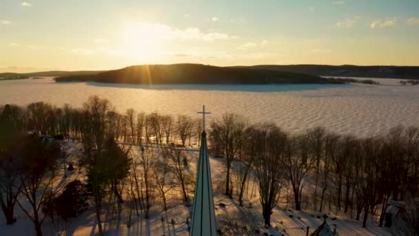 Vista Aérea Inverno Pitoresca Campanário Igreja Contra Luz Sol Poente — Vídeo de Stock