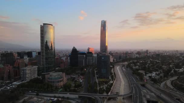 Luchtfoto Dolly Uit Moderne Wolkenkrabbers Snelwegverkeer Gouden Uur Santiago Chili — Stockvideo