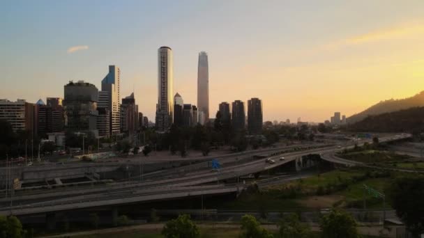 Ascensão Aérea Sobre Tráfego Rodoviário Arranha Céus Modernos Sanhattan Pôr — Vídeo de Stock