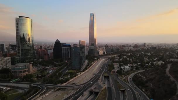 Luchtfoto Dolly Van Snelweg Naast Santhe Gebied Moderne Wolkenkrabbers Gouden — Stockvideo