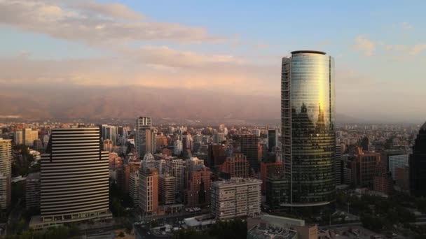 Luftdolly Skyskrapere Nabobygninger Overskyet Dag Santiago Chile – stockvideo