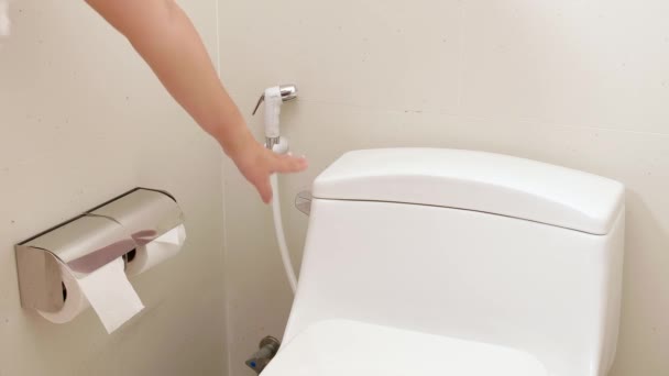 Een Vrouw Spoelt Het Toilet Door Gebruik Reinheid Hygiëne Handhaven — Stockvideo