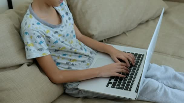 Niño Haciendo Escuela Casa Aprendizaje Remoto Usando Ropa Pijama Casa — Vídeos de Stock