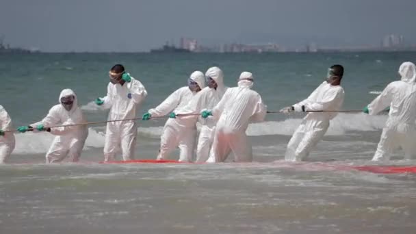 Gruppo Marina Tuta Ppe Tirando Corda Spiaggia Con Onde Che — Video Stock