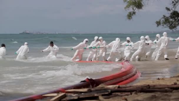 Fuoriuscita Petrolio Mae Ram Phueng Beach Ufficiali Della Marina Tuta — Video Stock