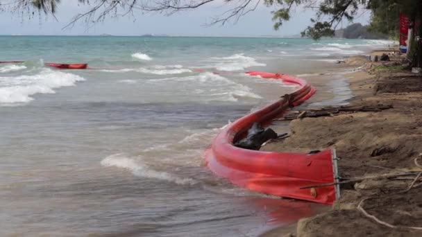 Onde Oceaniche Che Schiantano Sulla Barriera Gonfiabile Del Boom Petrolifero — Video Stock