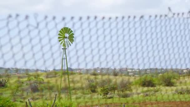 Μικρός Πράσινος Ανεμόμυλος Γυρίζει Αργά Στον Άνεμο Στο Νησί Κουρασάο — Αρχείο Βίντεο