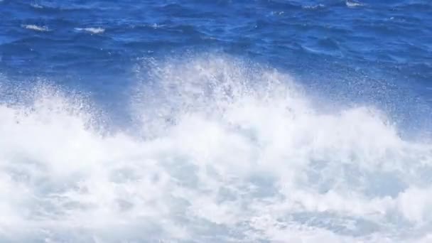 Ondas Oceânicas Poderosas Ferozes Quebrando Costa Enviando Névoa Espumosa Para — Vídeo de Stock