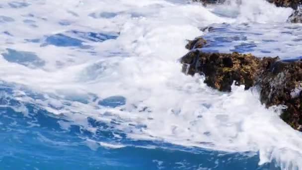 海は上昇し ギザギザの岩だらけの海岸線を越えて衝突する 静的接近ショット — ストック動画