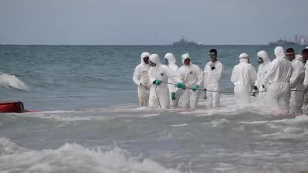 在泰国瑞昂 海军身着防护服展开海上石油繁荣屏障以控制石油泄漏 宽射门 — 图库视频影像