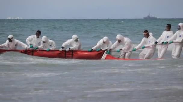 Navy Pulling Oil Boom Barrier Oil Spill Navzdory Silným Vlnám — Stock video