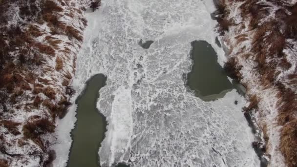 Serene Winterlandschap Bevroren Rivier Koude Dag Lucht Naar Beneden — Stockvideo