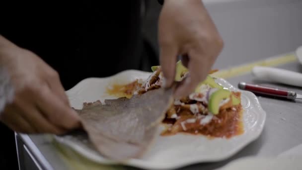 Chef Cuisinier Sou Chef Préparant Plat Mexicain Traditionnel Appelé Chilaquiles — Video