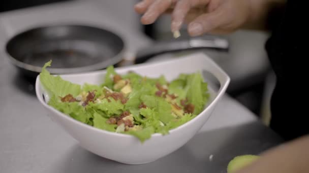 Mulher Cozinheiro Chef Preparar Uma Salada Adicionando Peito Frango Picado — Vídeo de Stock