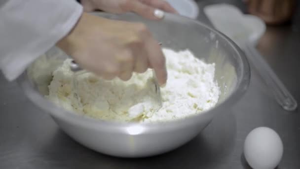 Vrouwelijke Chef Kok Bakker Mengen Kneden Deeg Met Een Metalen — Stockvideo