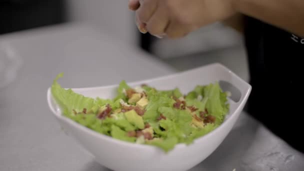 Mulher Cozinheiro Chef Preparar Uma Salada Adicionando Fatias Abacate Restaurante — Vídeo de Stock