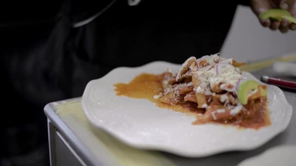 Chef Sou Chef Cocinero Preparando Plato Tradicional Mexicano Llamado Chilaquiles — Vídeo de stock