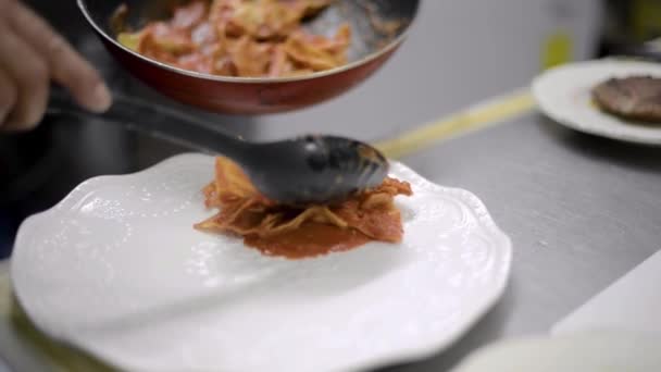 Šéfkuchař Sou Kuchař Připravuje Tradiční Mexické Jídlo Zvané Chilaquiles Místní — Stock video