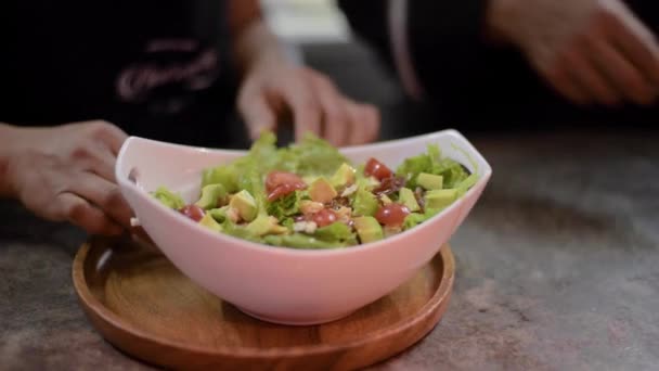 Mulher Cozinheiro Chef Preparar Uma Salada Adicionando Fatias Abacate Restaurante — Vídeo de Stock